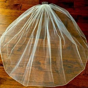 White/light ivory fingertip length veil